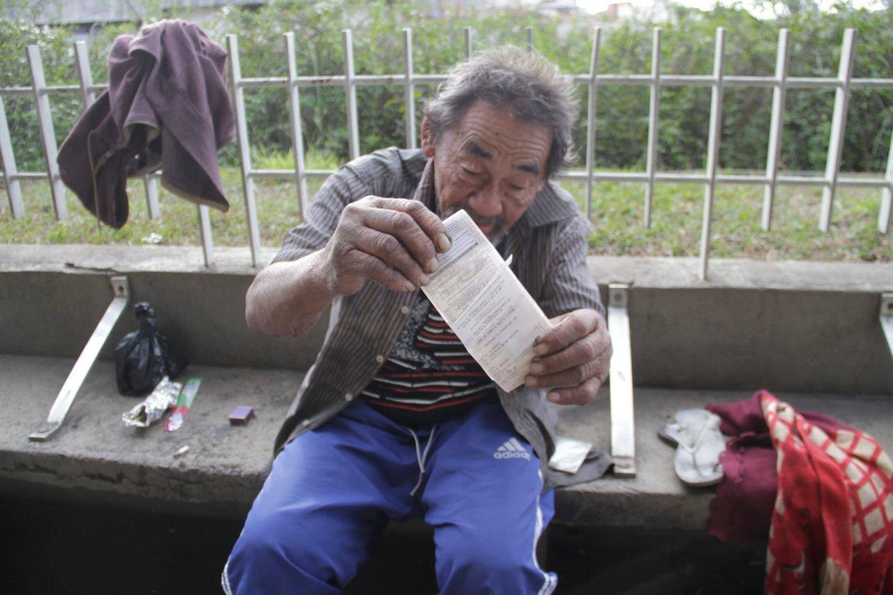 CIDADES - BELO HORIZONTE  SENHOR FRANCISCO  DE ASSIS BEZERRA  72 ANOS  MORADOR DA RODOVIAREA  GANHOU PASSAGEM PARA  FORTALEZA Fotos: JOAO LEUS / O Tempo - 21719 NA FOTO