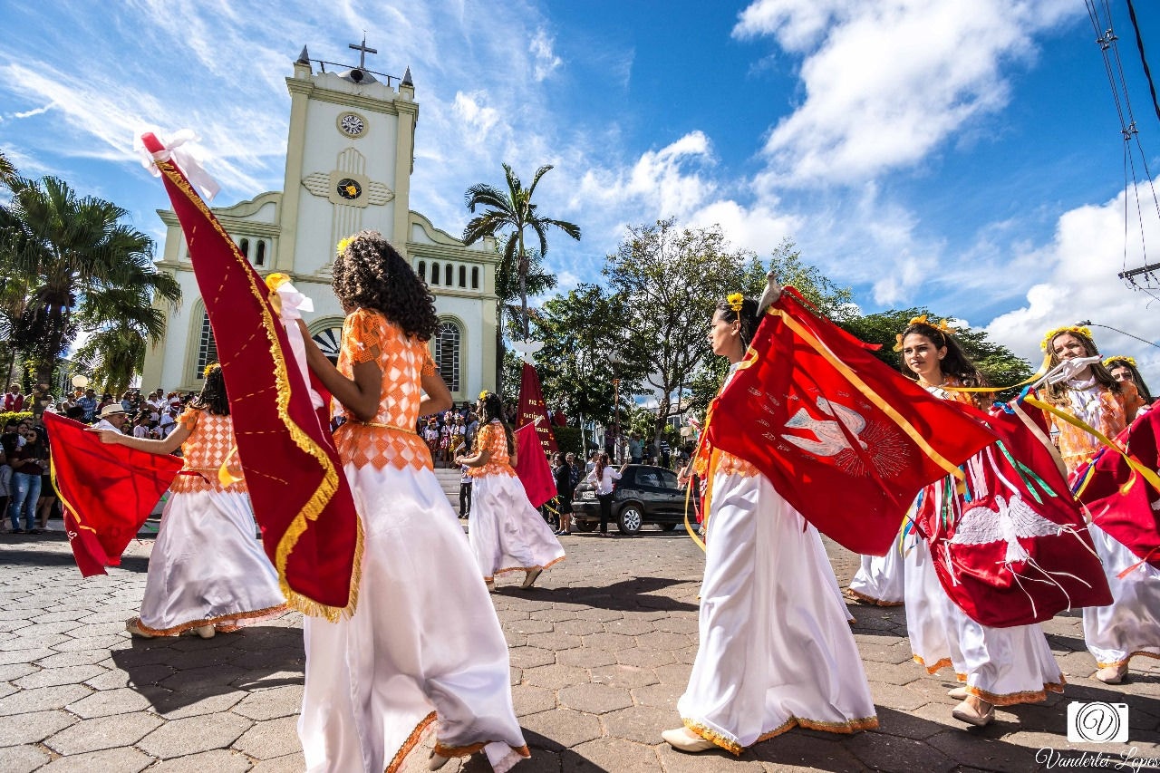 Caboclinhos chegam em cortejo na igreja Matriz de Turmalina durante a Festa do Divino
