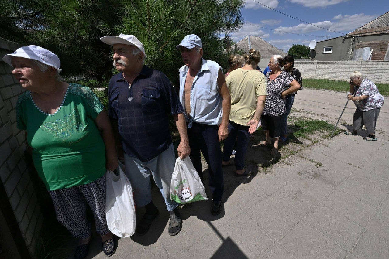 Ucranianos sabem dos riscos, mas fome motiva formação de filas em Kharkiv, no Leste do País