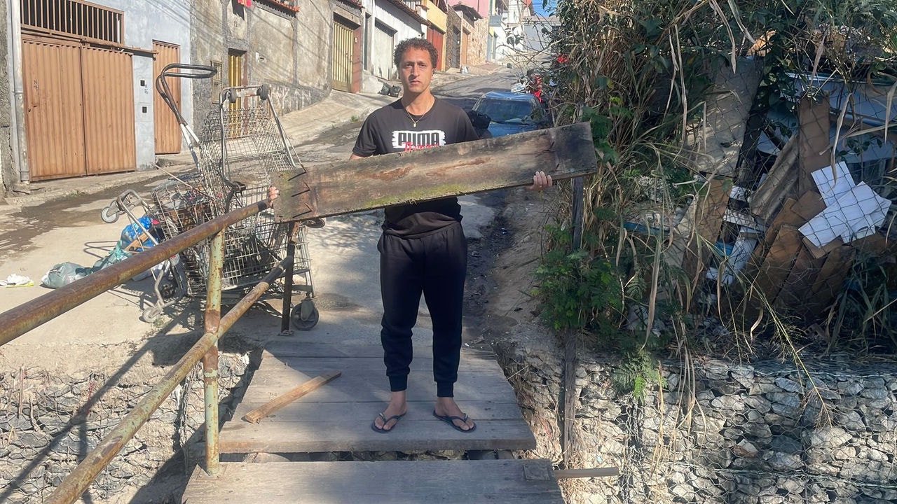 Palet de ponte acima do Córrego Quaresmas, que carece de manutenção.