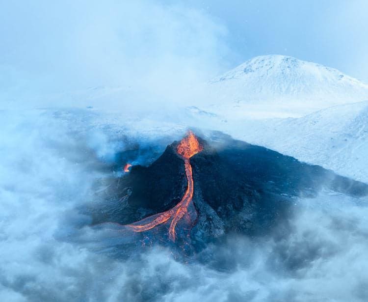 Na Islândia, erupção vulcânica se transforma em enormes gêiseres de lava