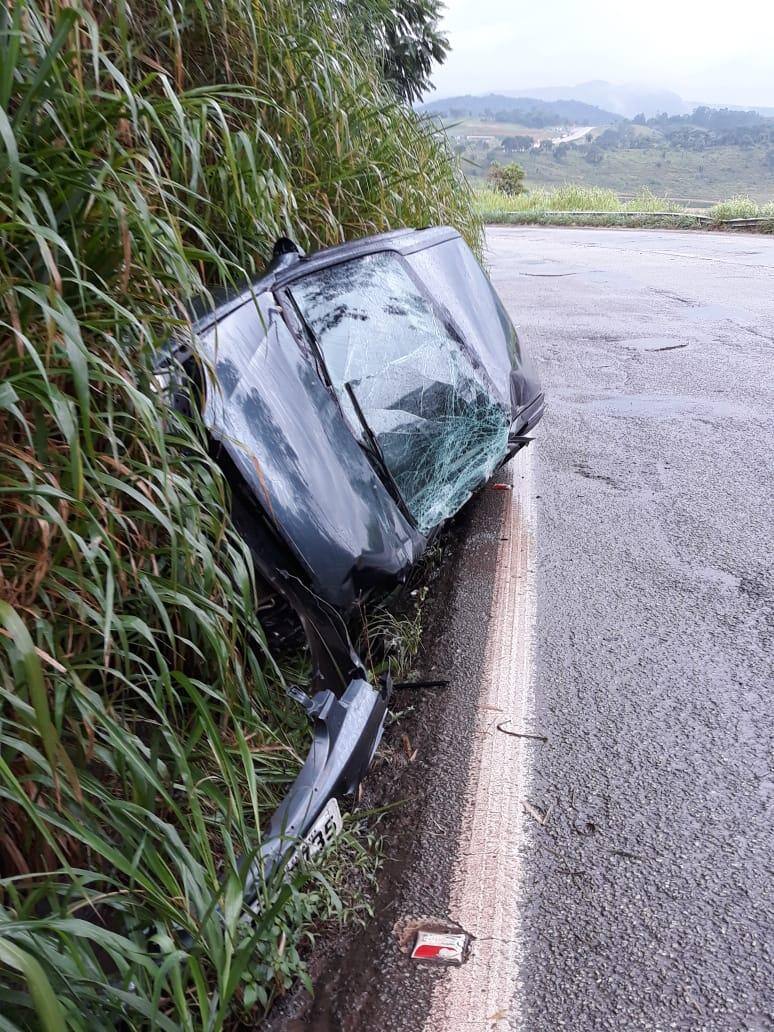 Acidente entre caminhão e carro deixa três feridos na BR-381 na Grande BH