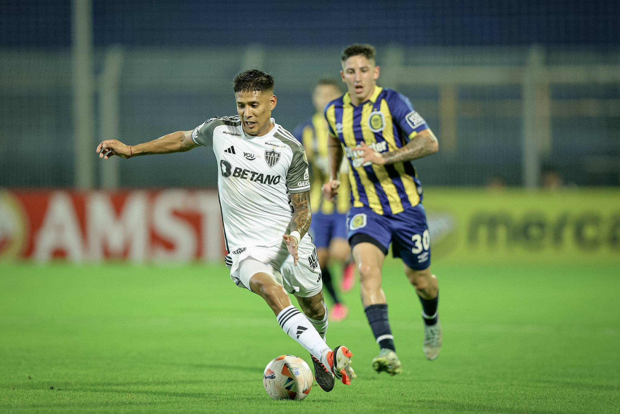 Zaracho, meia do Atlético, em jogo contra o Rosario Central