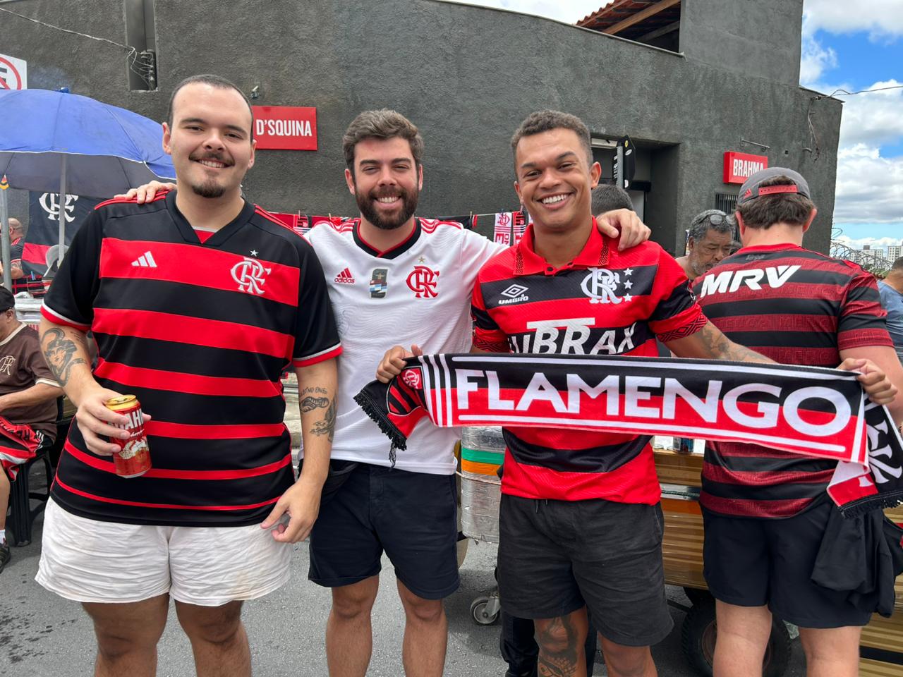 Torcedores se concentram no entorno da Arena MRV