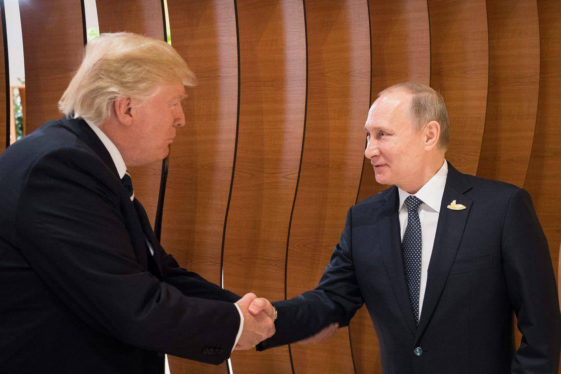 Presidente dos EUA, Donald Trump conversa com o presidente russo, Vladimir Putin