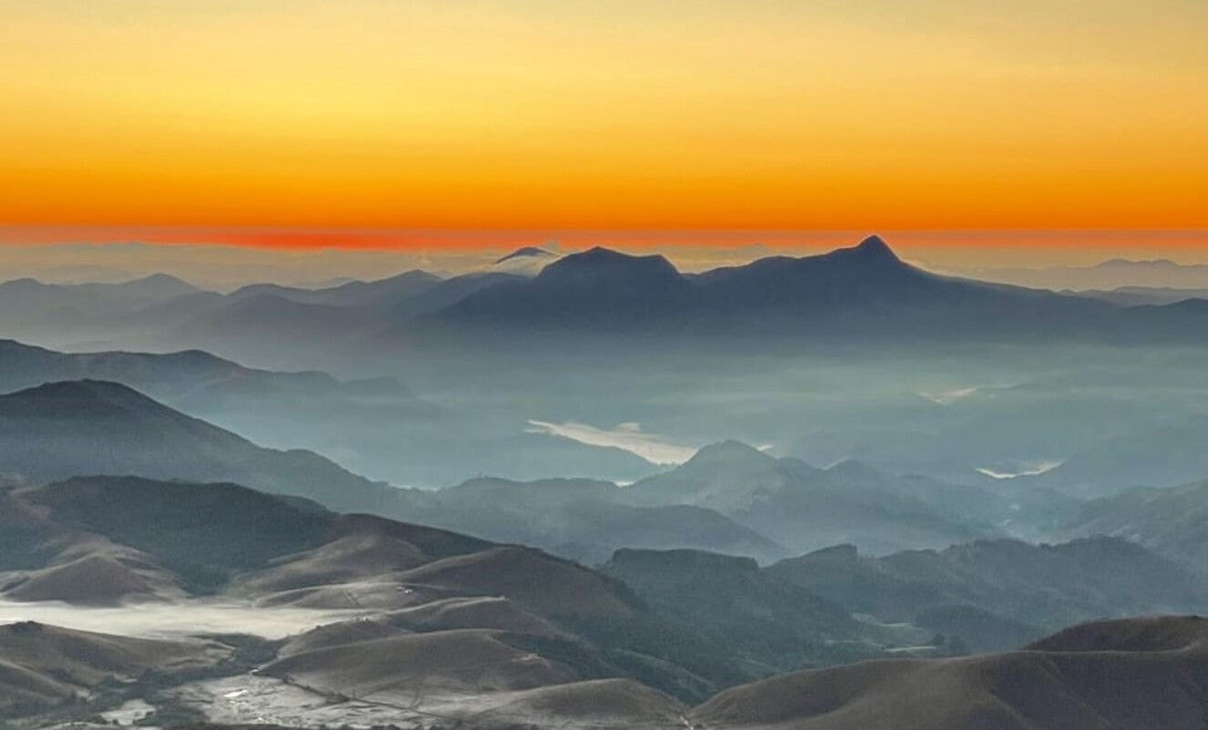 Pôr do sol no vale que circunda a cidade de Alagoa