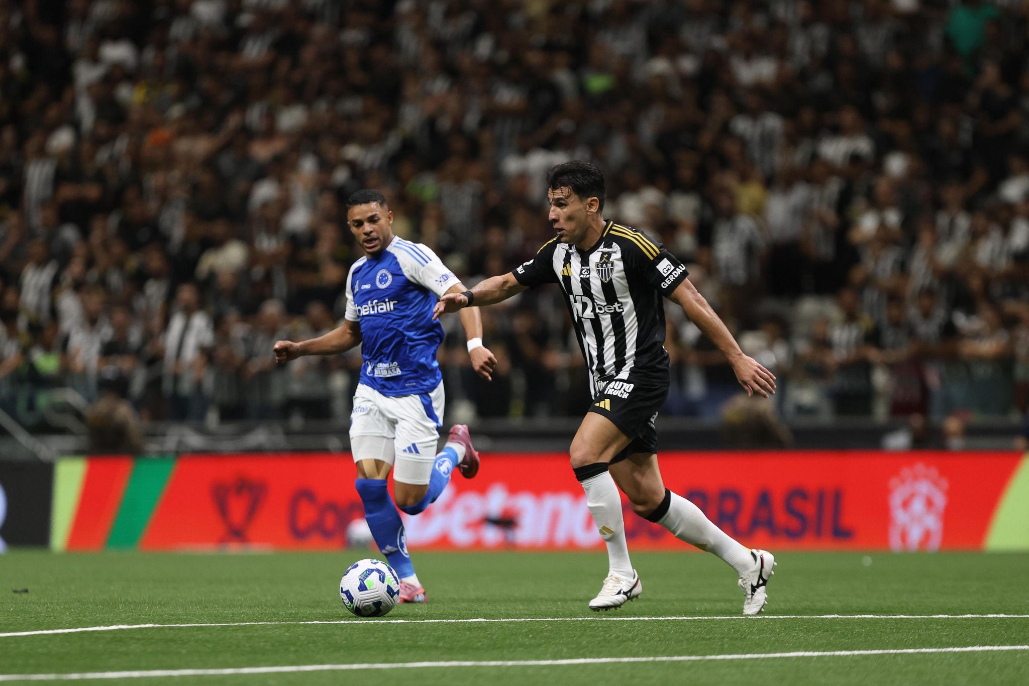 Alonso em ação contra o Cruzeiro