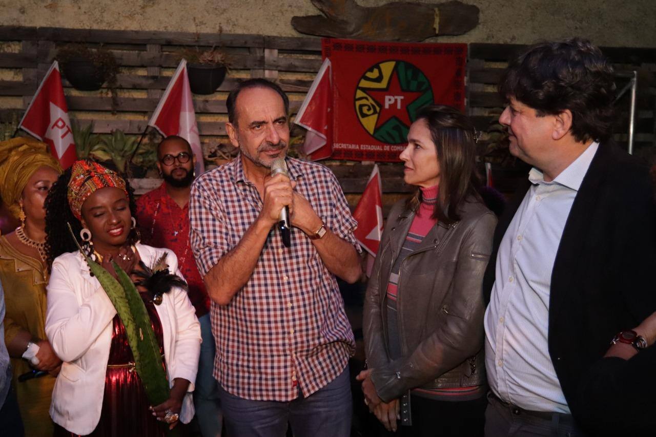 Alexandre Kalil em evento com deputada Andreia de Jesus (E) e André Quintão (D)jpeg