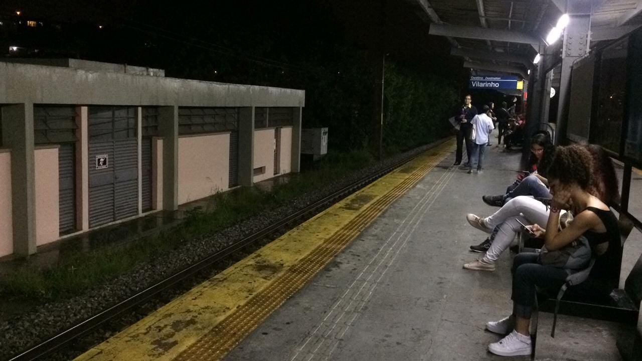 Usuários do metrô na estação Vilarinho; chuva causou interrupção do serviço de transporte