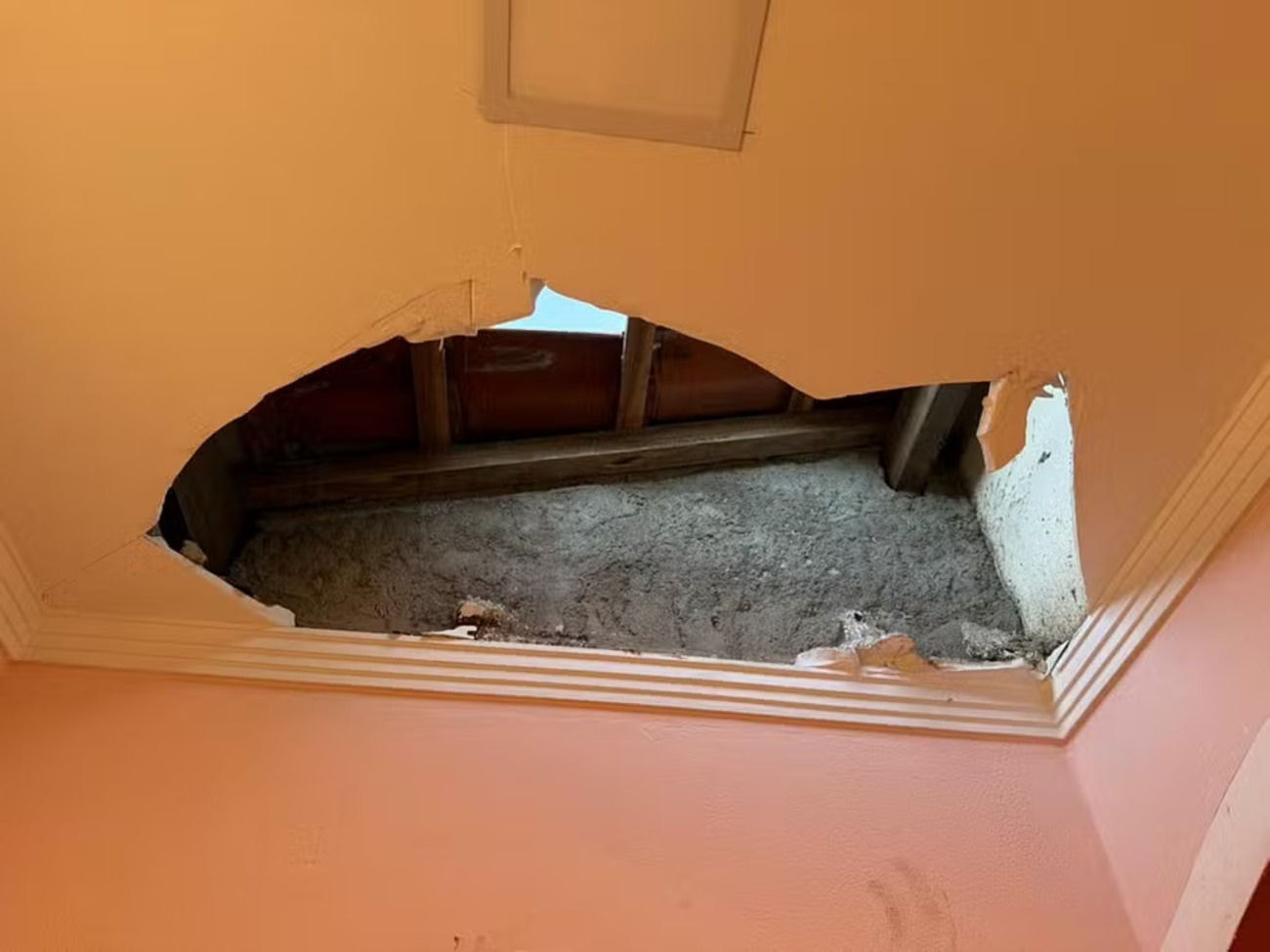As primeiras informações dão conta de que os suspeitos acessaram a igreja pelos fundos, quebraram o forro e entraram na igreja