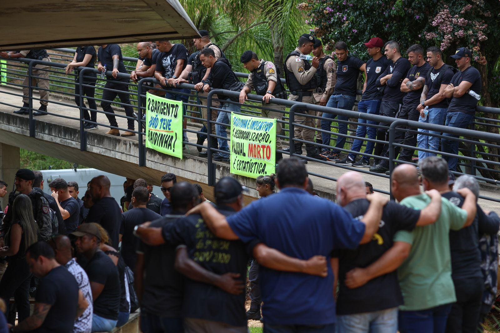 Sargento, que manifestou desejo de doar órgãos à família, foi enterrado na terça-feira (9) sob homenagens de uma multidão e protestos
