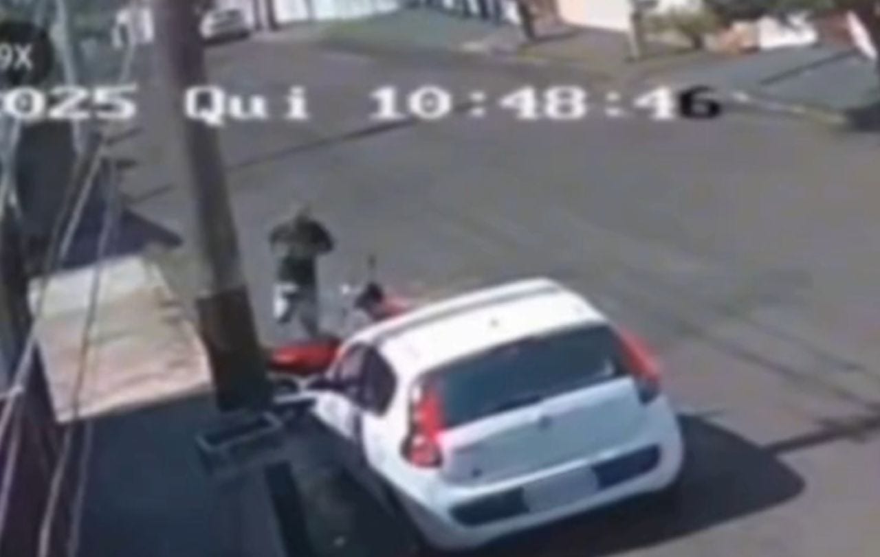 As imagens mostram o suspeito pulando até o local onde o veículo estava estacionado