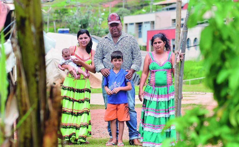 O cigano Antônio divide a barraca com os filhos Ana (esq) e Jésus (centro), a mulher Suely (dir) e a neta, de 4 meses