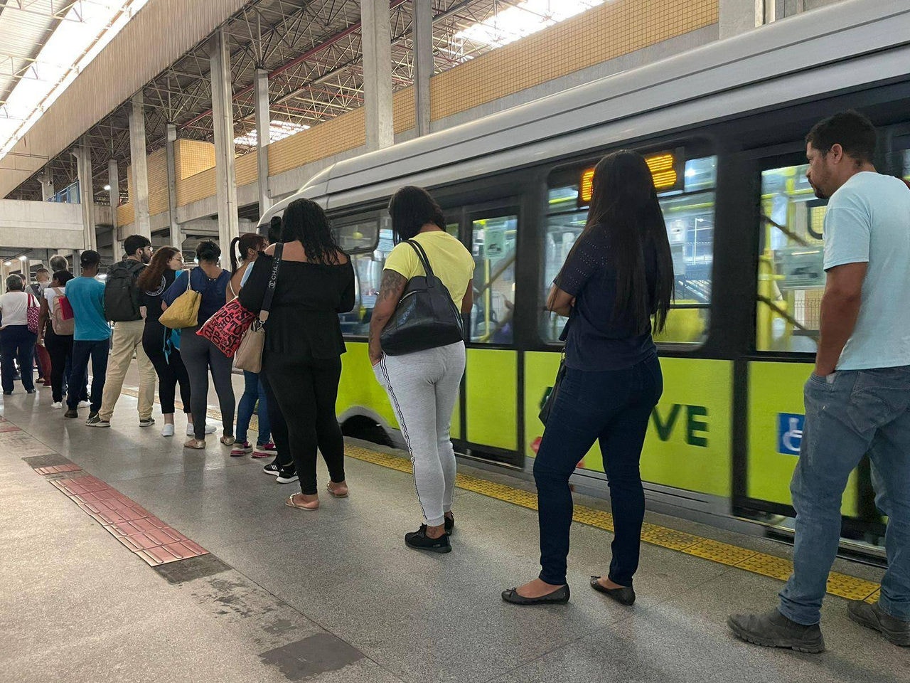 No segundo dia de greve, estações ficaram lotadas
