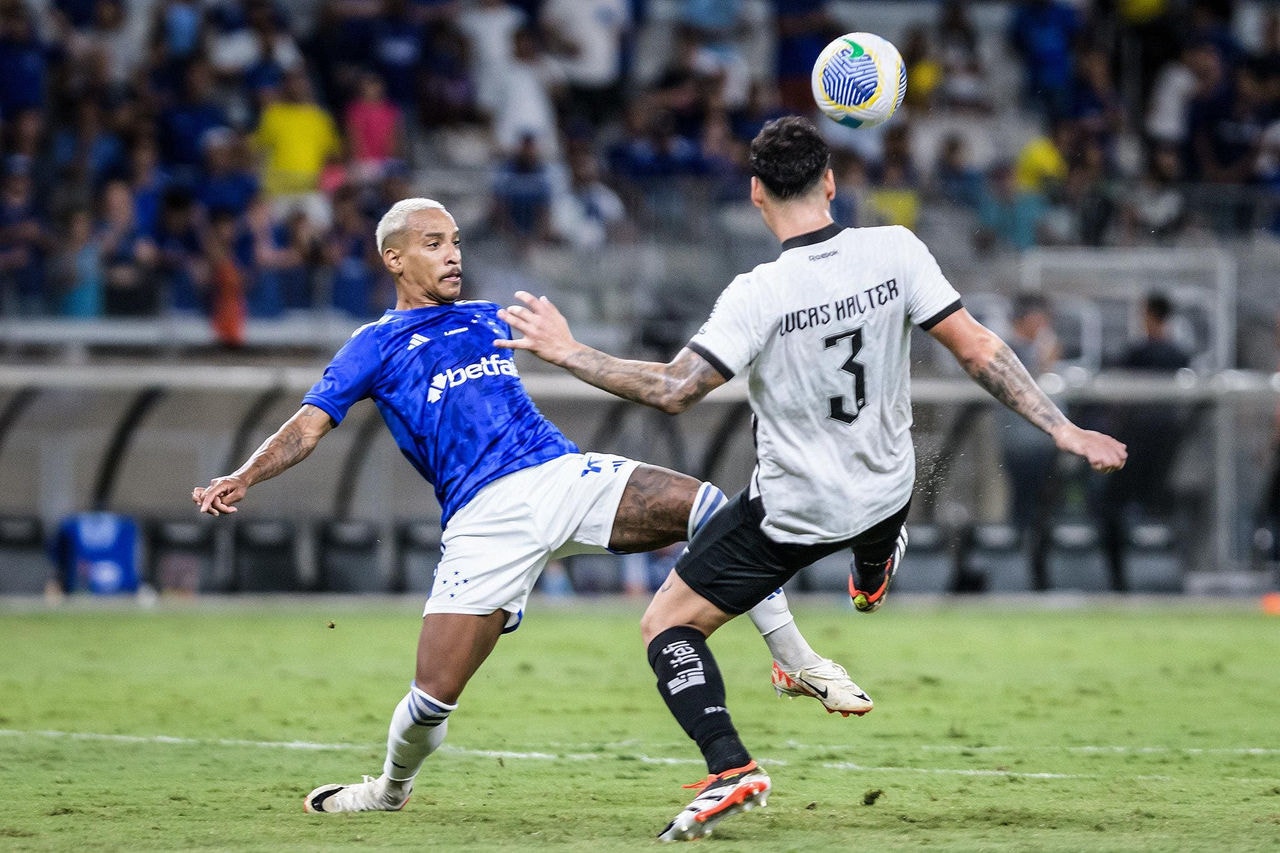 Matheus Pereira em ação durante a partida contra o Botafogo, no Mineirão