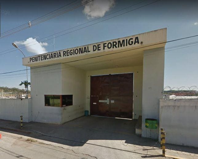 Foto mostra a entrada da Penitenciária Regional de Formiga, para onde "Di" foi transferido