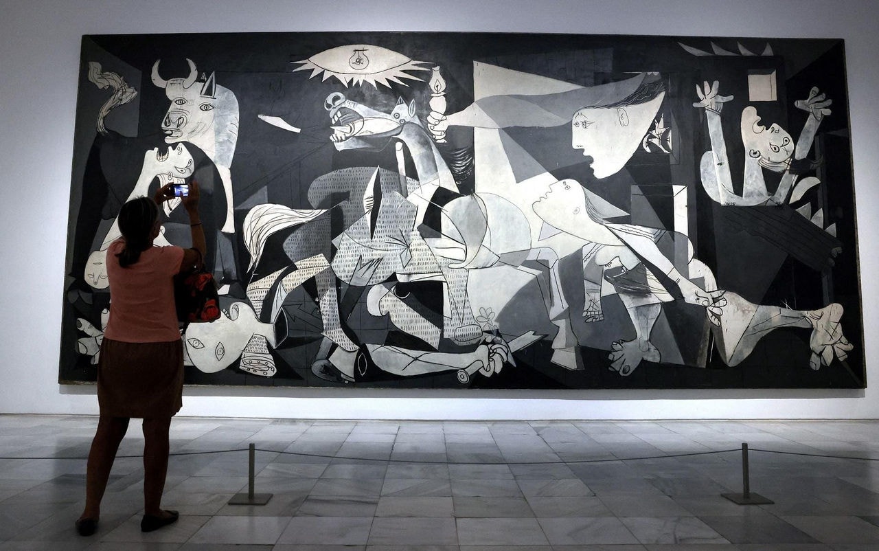Museu Reina Sofia, em Madri, agora permite que visitantes tirem selfies com o quadro 'Guernica', de Pablo Picasso