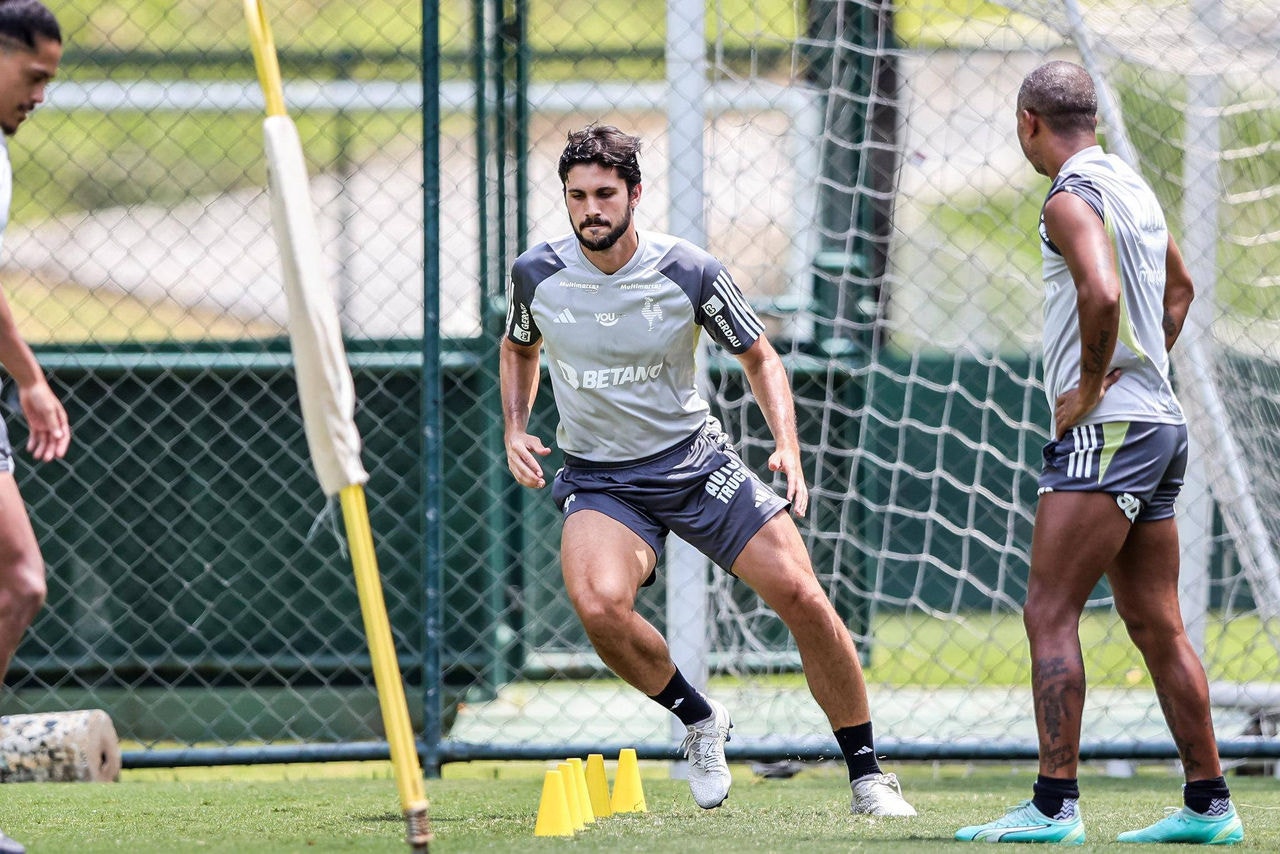 Zagueiros Maurício Lemos e Igor Rabello e lateral Mariano durante atividade na Cidade do Galo