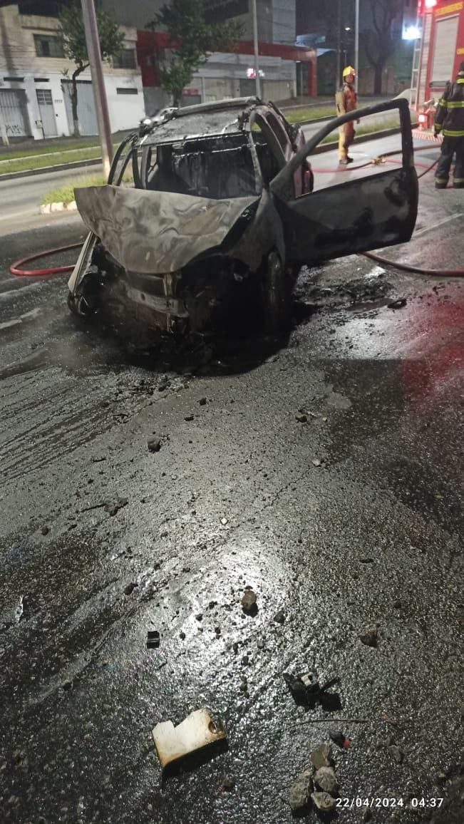 O veículo foi completamente tomado pelas chamas após a batida