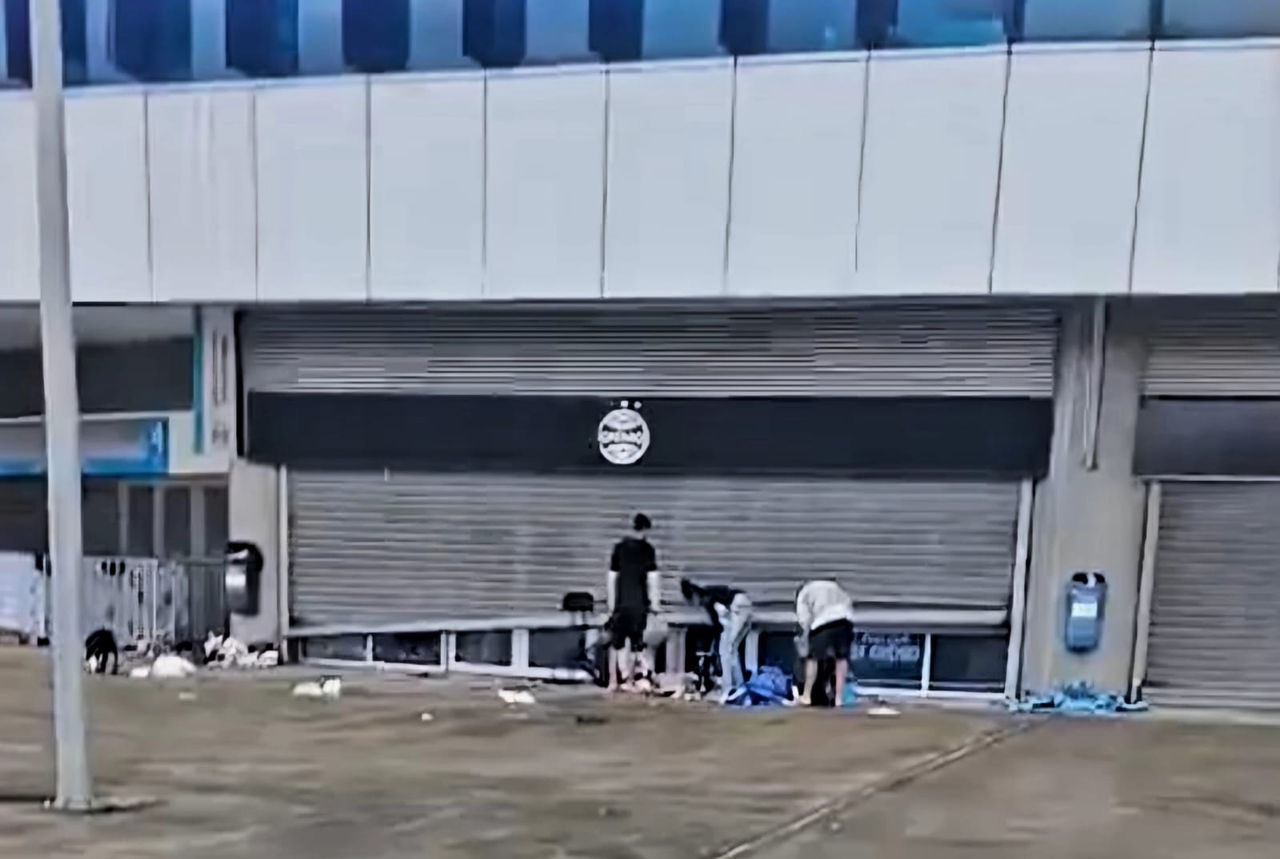 Vídeo flagra Arena do Grêmio sendo saqueada em meio a caos com a chuva em Porto Alegre