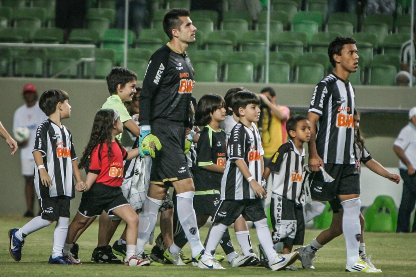 Victor entrando em campo para sua estreia pelo Atlético em 8 de julho de 2012