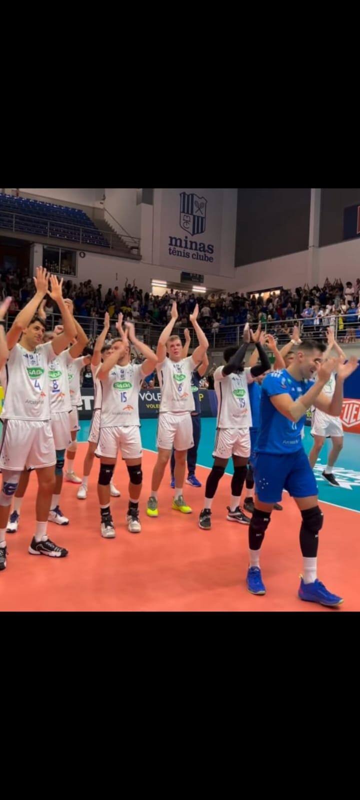 Ainda na quadra da Arena UNIBH, jogadores do Sada Cruzeiro comemoram a vitória sobre o Minas na noite de segunda (19)
