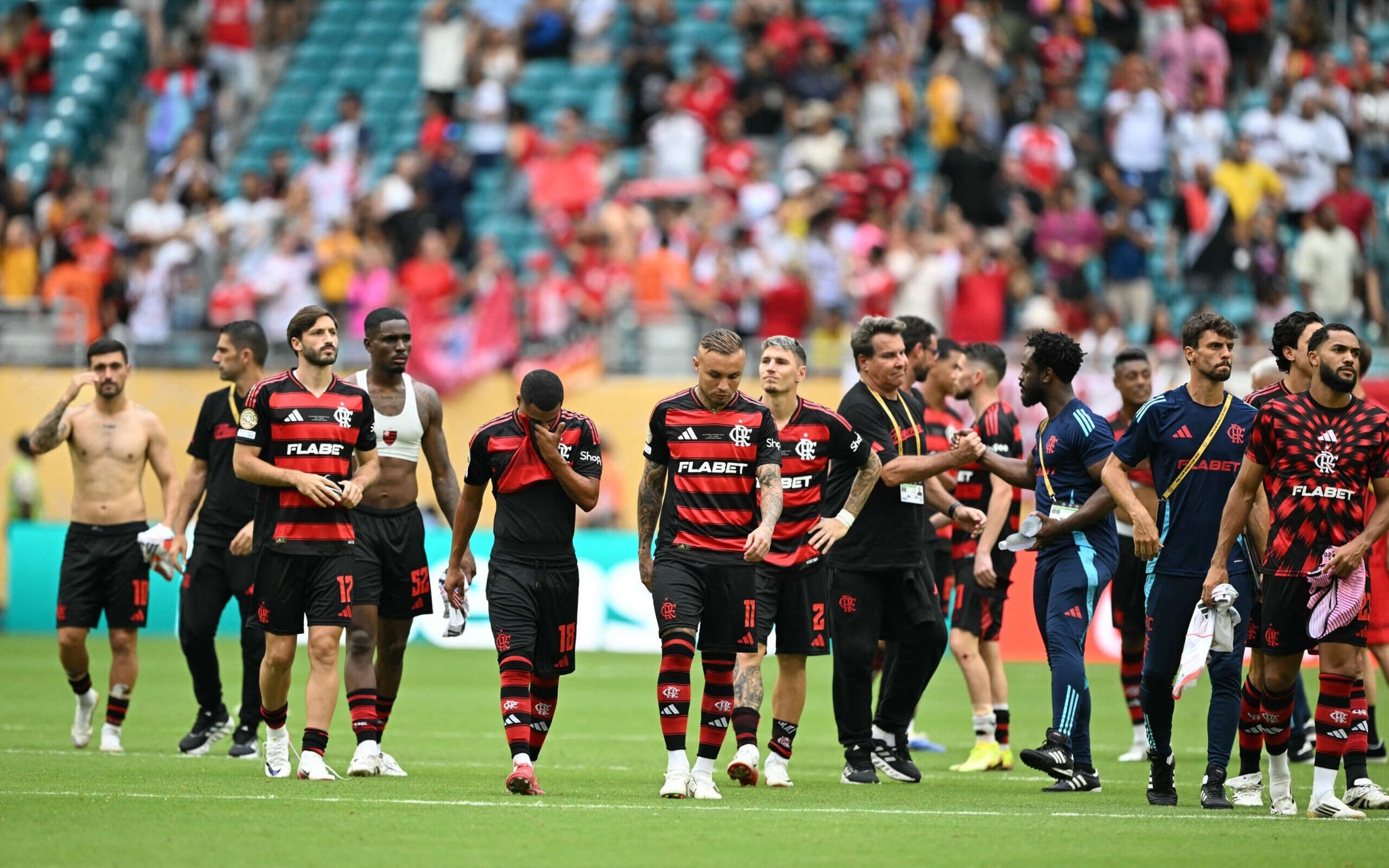 Jogadores do Flamengo se reúnem após derrota para o Bayern de Munique no Mundial de Clubes (Foto: PATRICIA DE MELO MOREIRA / AFP)