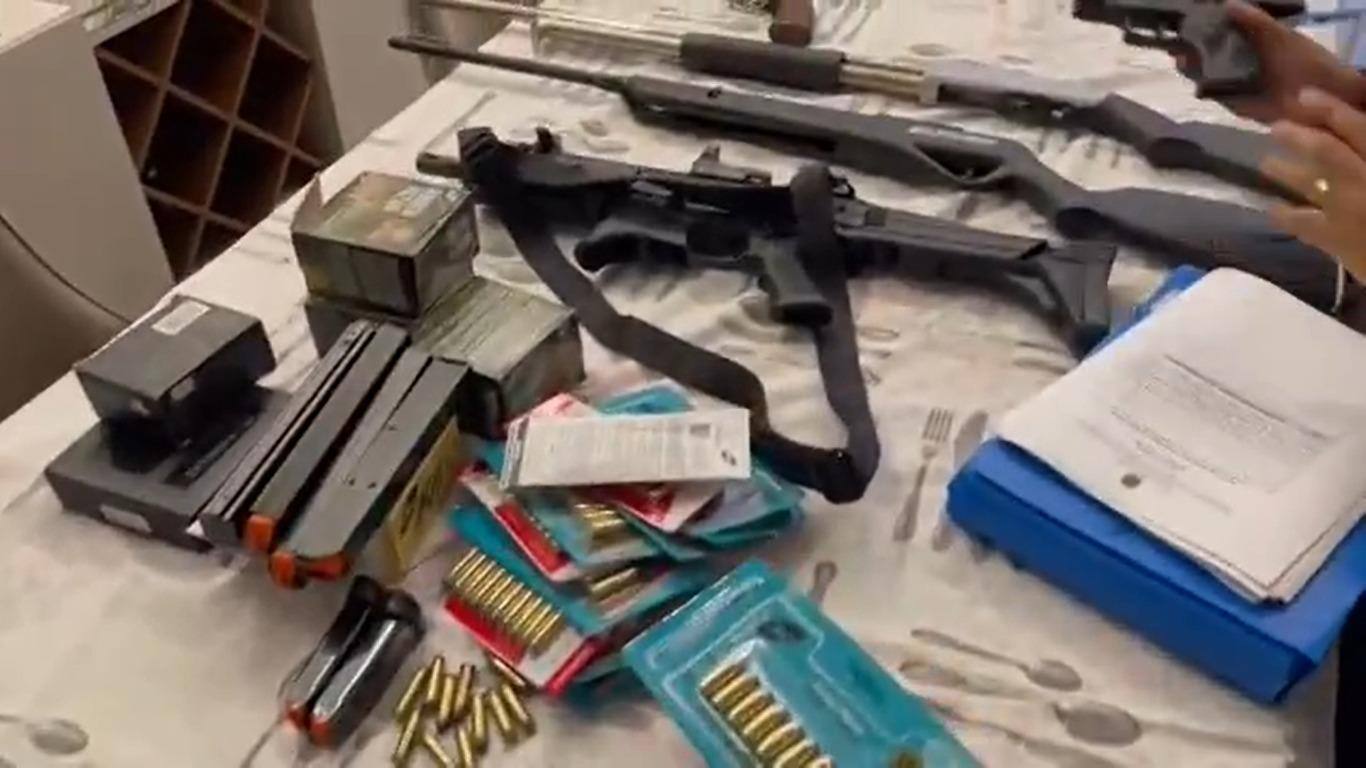 Armas encontradas na casa de Adoilto Fernandes Coronel, apontado como um dos financiadores dos atos criminosos do 8 de janeiro, em Brasília
