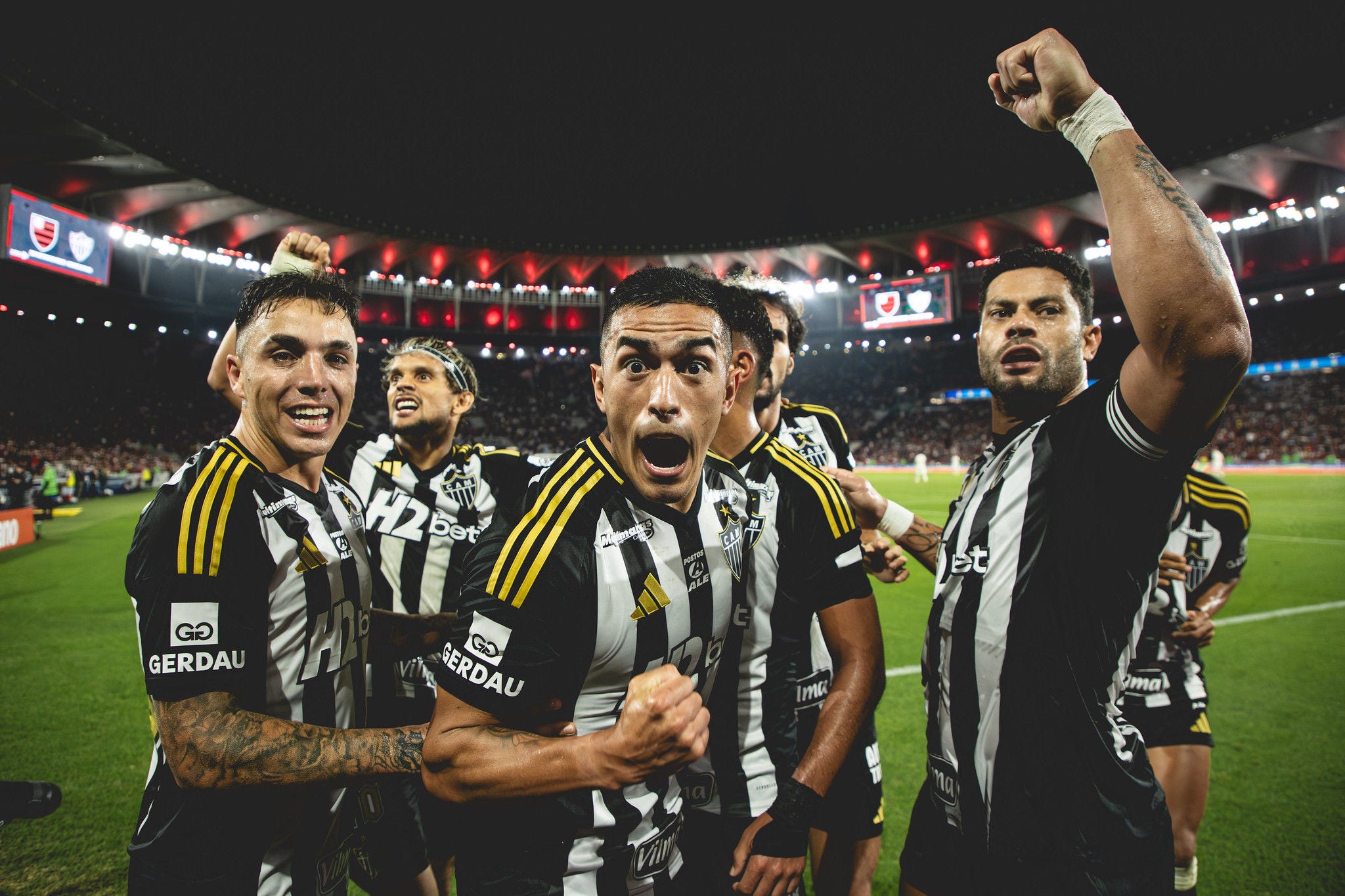 Jogadores celebram vitória no Maracanã