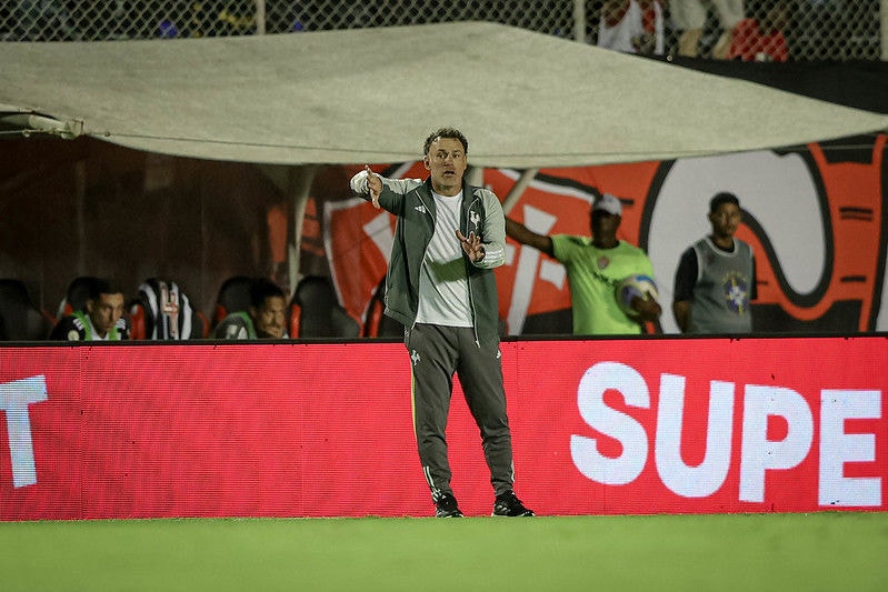 O técnico Gabriel Milito lamentou a derrota sofrida para o Vitória por 4 a 2 pelo Campeonato Brasileiro