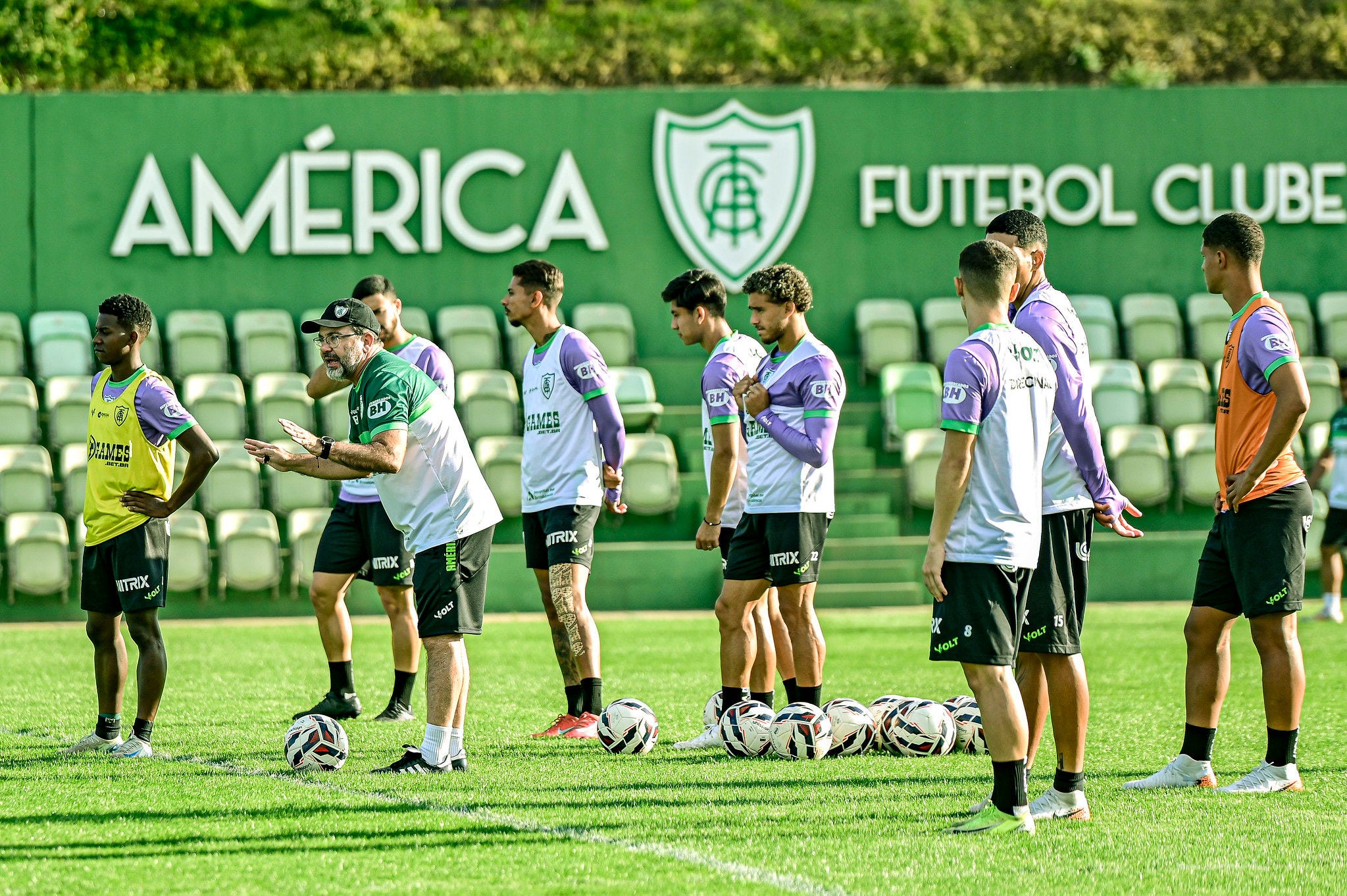 Técnico Enderson Moreira será novamente forçado a mexer na escalação do América