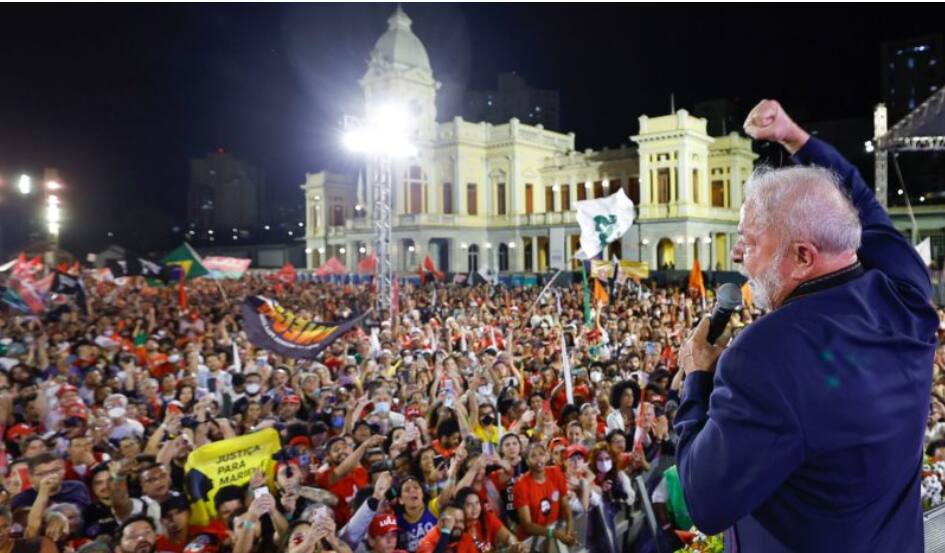Na imagem, o presidente da República, Luiz Inácio Lula da Silva (PT), durante discurso na Praça da Estação, em Belo Horizonte, durante a campanha presidencial de 2022