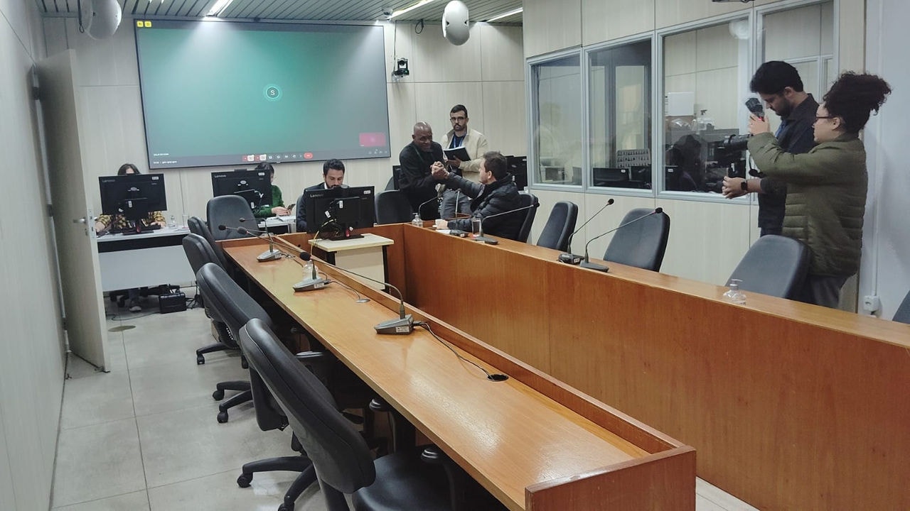 Os vereadores Uner Augusto e Vile, ambos do PL, durante reunião da CLJ nesta terça-feira. Os demais parlamentares participaram da sessão de forma remota