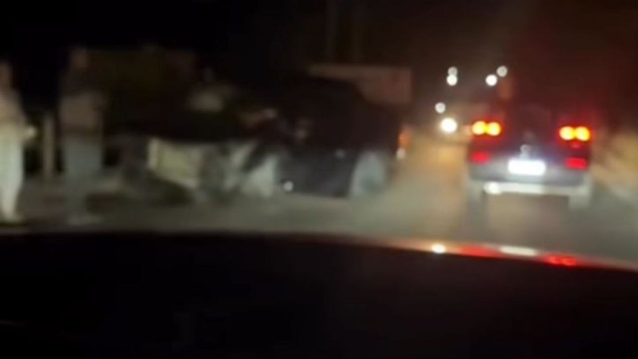 Carro em que o cantor estava ficou destruído nas laterais