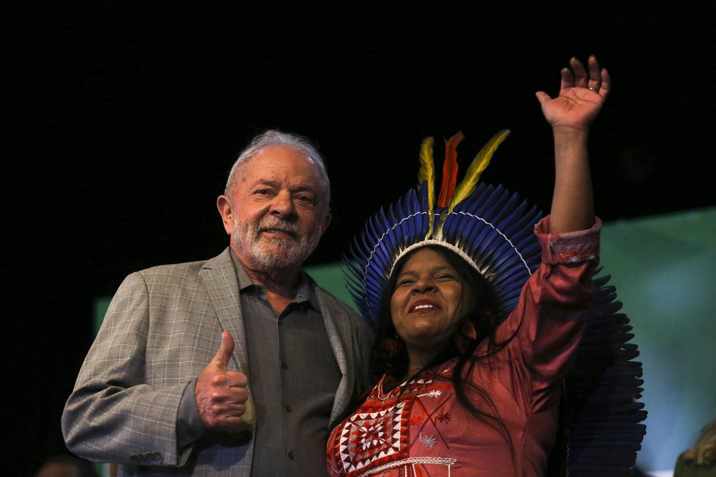 Lula com Sônia Guajajara no anúncio de novos ministros