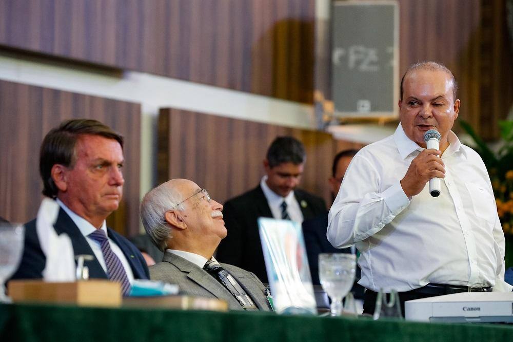 Presidente Jair Bolsonaro (PL) com o governador do Distrito Federa, Ibaneis Rocha, em maio de 2022