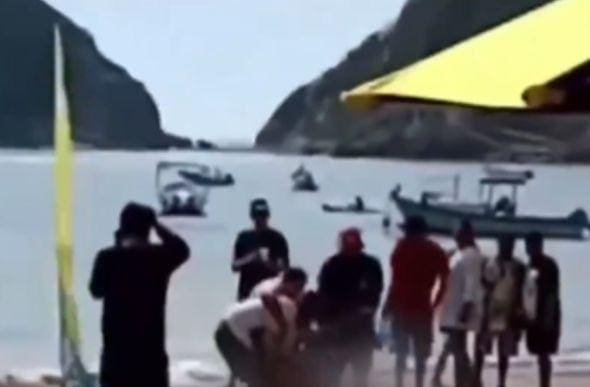Vídeo mostra mulher sendo socorrido após ser atacada por tubarão