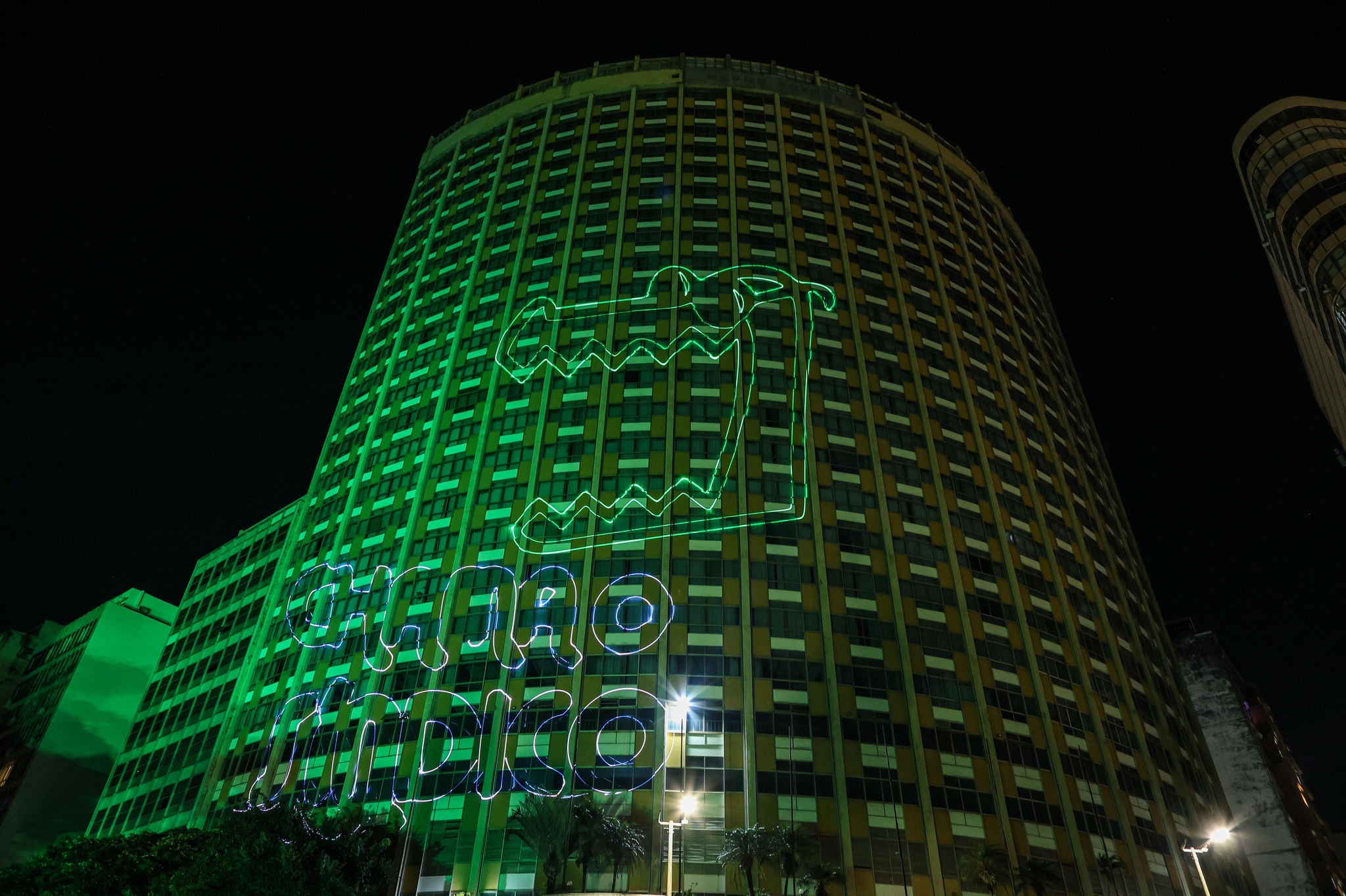 Com uma multidão reunida e um show de luzes no coração do Hipercentro de Belo Horizonte, o bloco Chama o Síndico desfila pela avenida Afonso Pena na noite desta quarta-feira (26 de fevereiro)