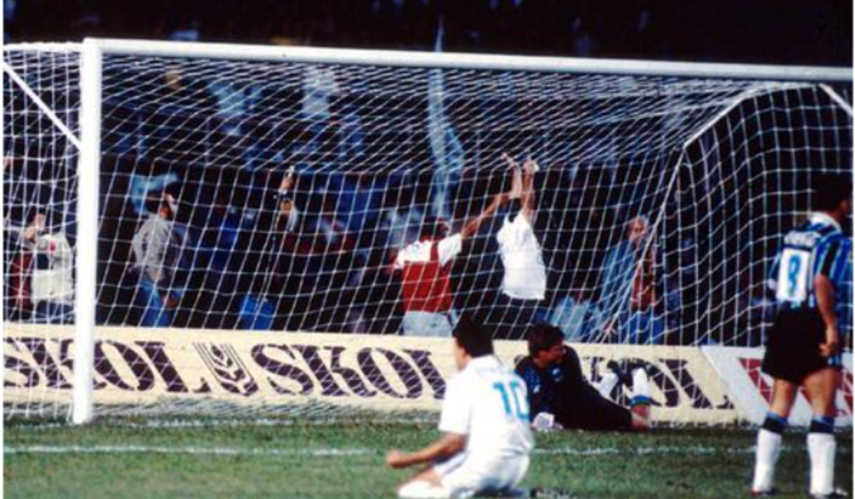 Éder Aleixo (10) comemora gol de Roberto Gaúcho, que abriu o caminho para o título da Raposa