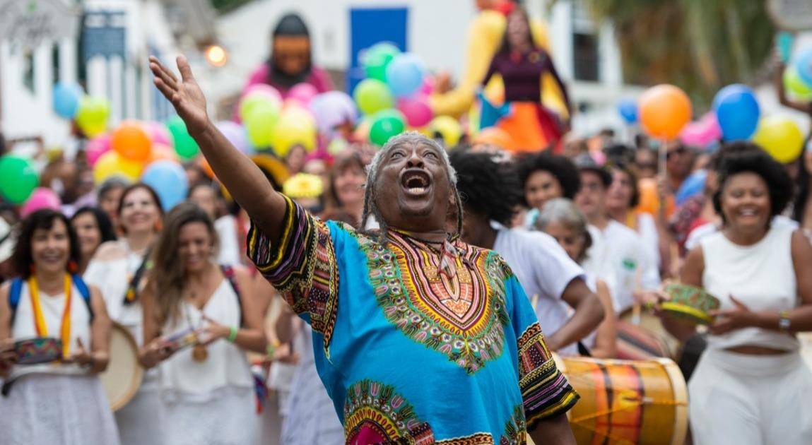 Maurício Tizumba e o Tambor Mineiro fazem cortejo no encerramento do Novembro Negro UFMG