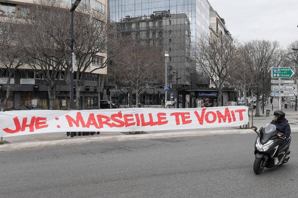 Faixa protesta contra o presidente do clube, Jacques-Henry Eyraud: "JHE: Marselha vomita você"