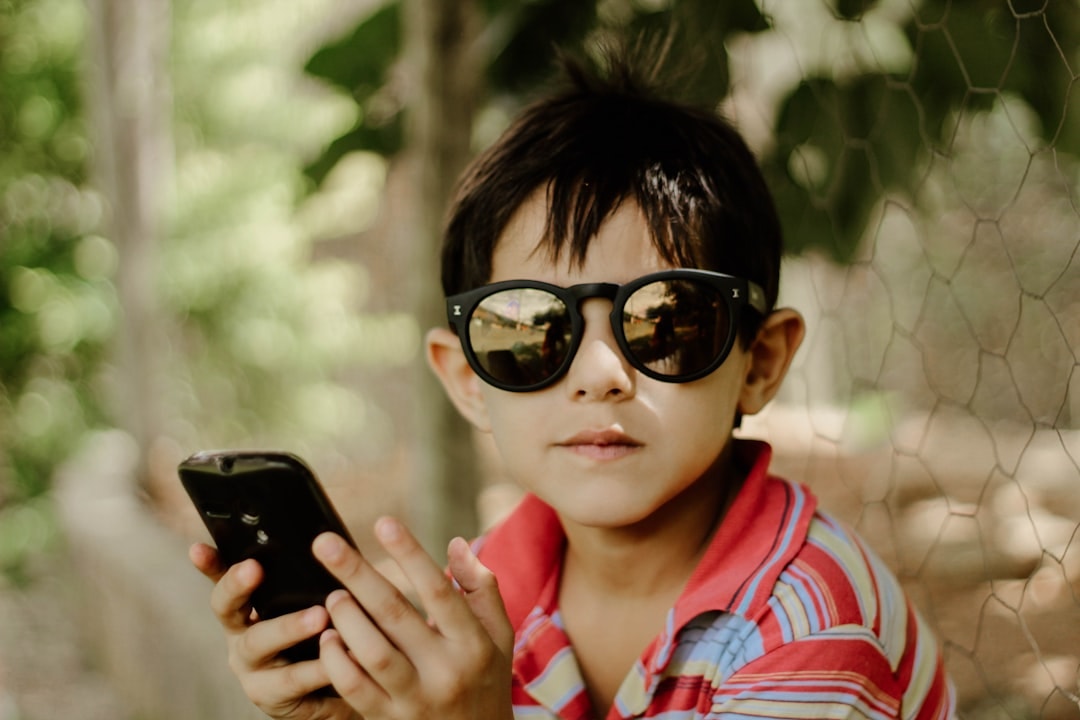 Sharenting: o que é e por que expor seu filho nas redes representa um grande risco