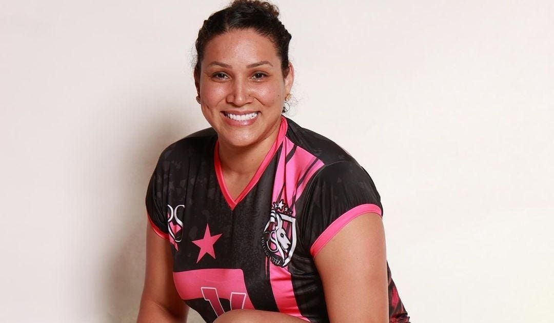 Tandara uniformizada pelo time do campeonato master