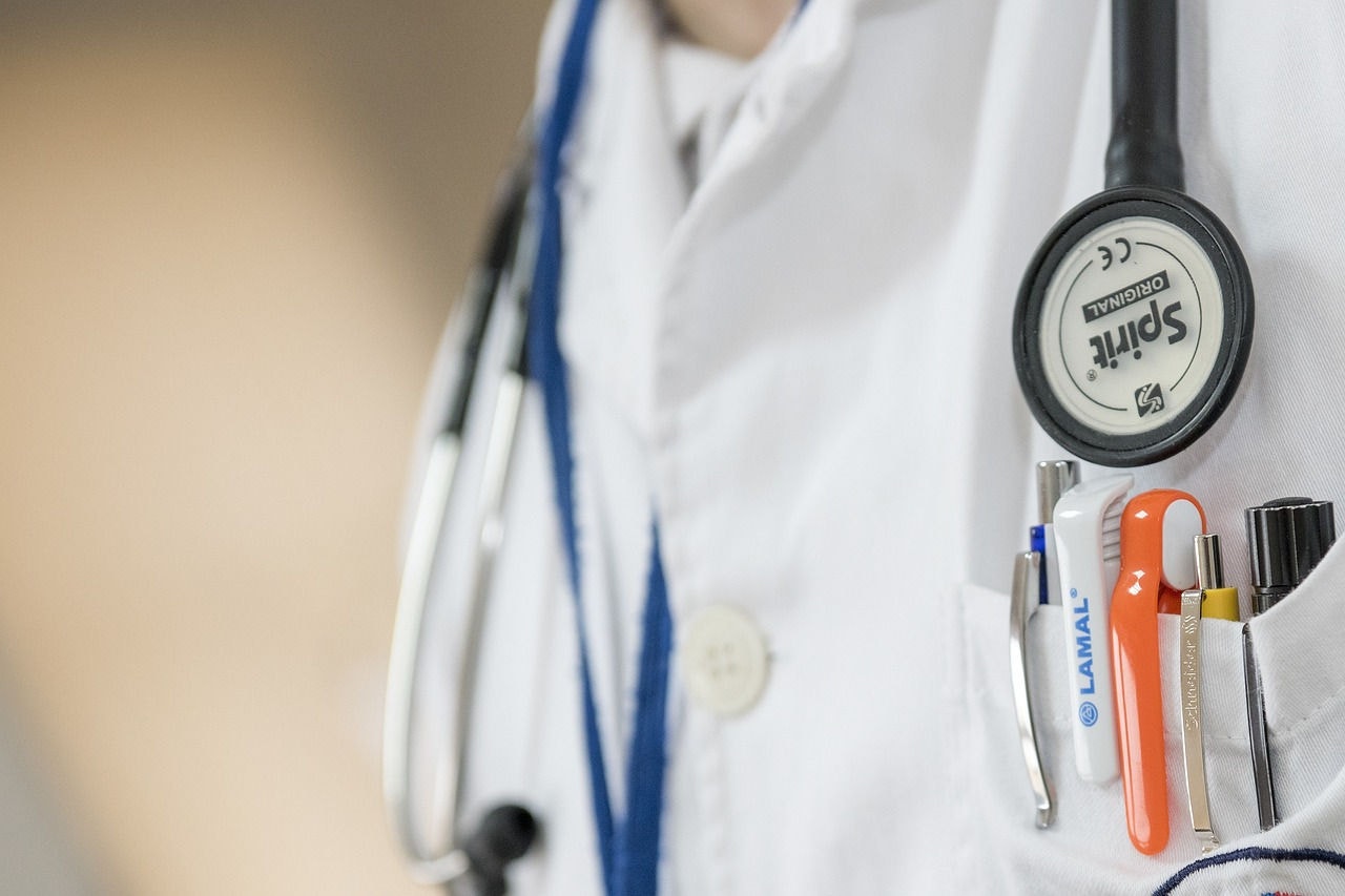 O falso médico fazia os primeiros atendimentos aos clientes e, depois, decidia se os encaminhava para outro profissional