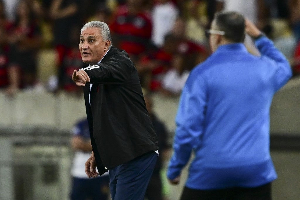 Flamengo's head coach Tite gestures during the Copa Libertadores group stage second leg football match between Brazil's Flamengo and Bolivia's Bolivar at Maracana Stadium in Rio de Janeiro on May 15, 2024. (Photo by Pablo PORCIUNCULA / AFP)