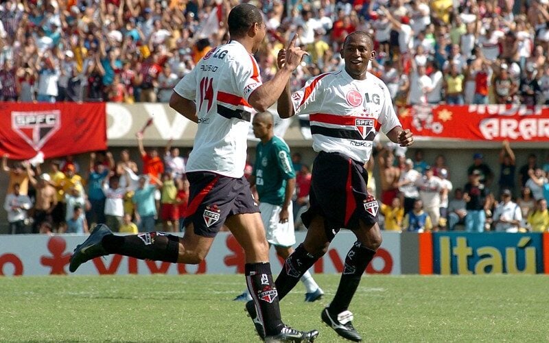 Mineiro em ação pelo São Paulo, clube onde viveu o auge da carreira e fez história em 2005. (Foto: Rubens Chiri/www.saopaulofc.net)