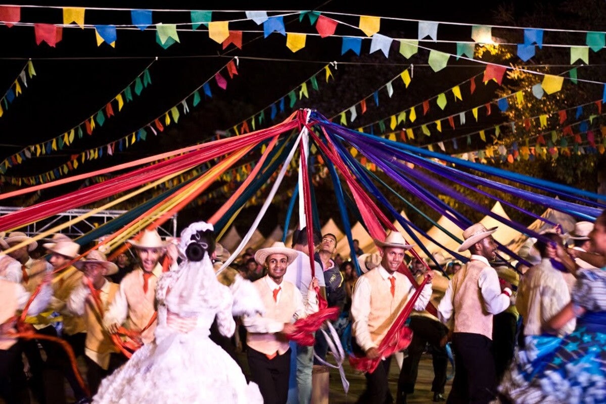 As festividades juninas envolvem tradições, danças, comidas típicas e prometem sorte no amor