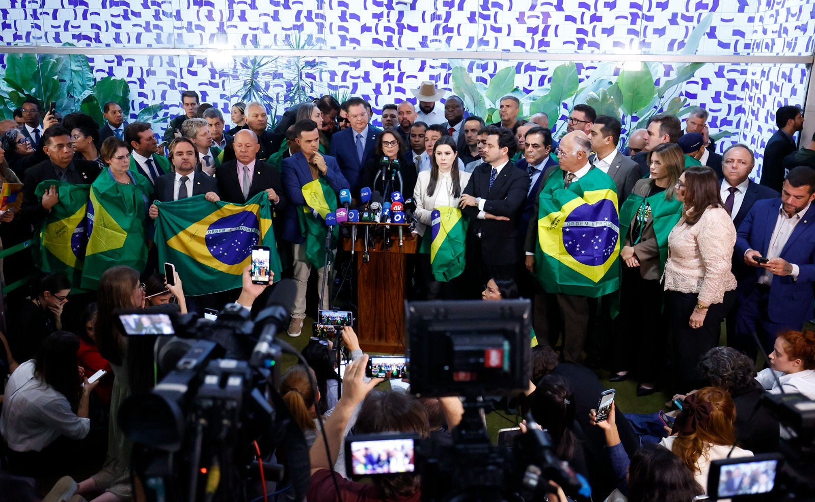 Oposição definiu, em reunião de emergência, nesta segunda-feira, que a prioridade na Câmara dos Deputados será a aprovação do PL da anistia