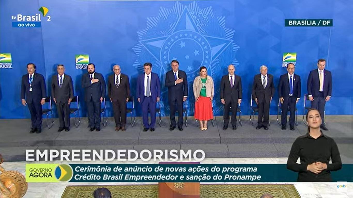 Autoridades do governo federal, entre as quais o presidente Jair Bolsonaro (PL) e o ministro da Casa Civil, Ciro Nogueira, participam de solenidade no Palácio do Planalto nesta quarta-feira (25)