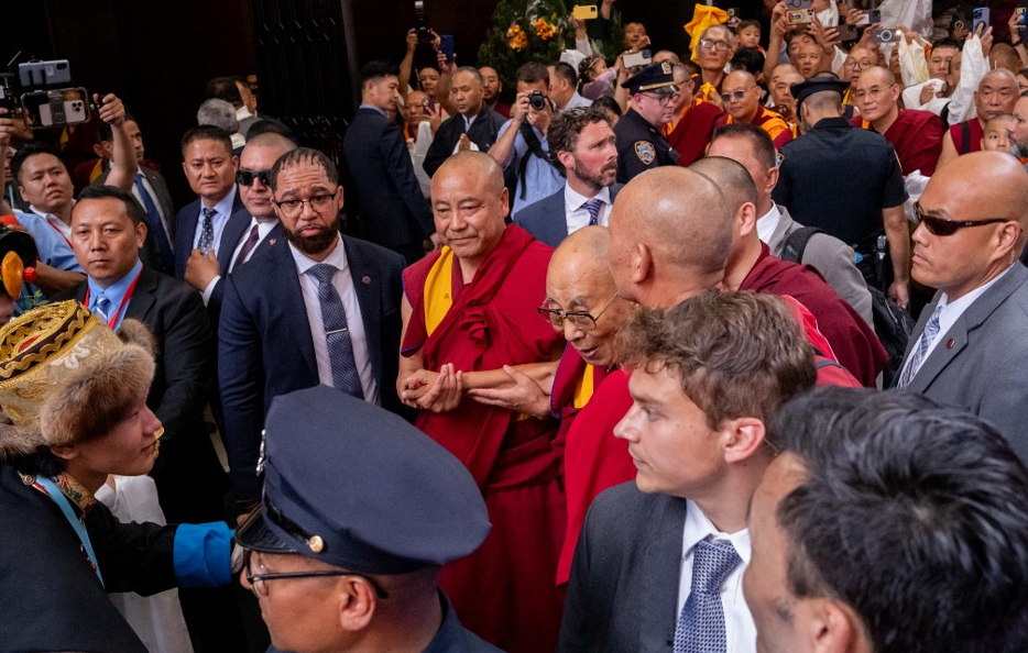 Dalai Lama chega a hotel em NY em meio a uma multidão